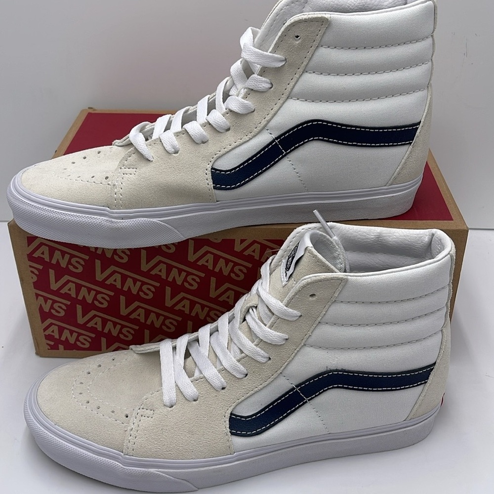 Vans WMNS Sk8-Hi (Classic Sport) Dress Blue
VN0A32QG9YG
White High-Top Sneakers - Picture 3 of 16
